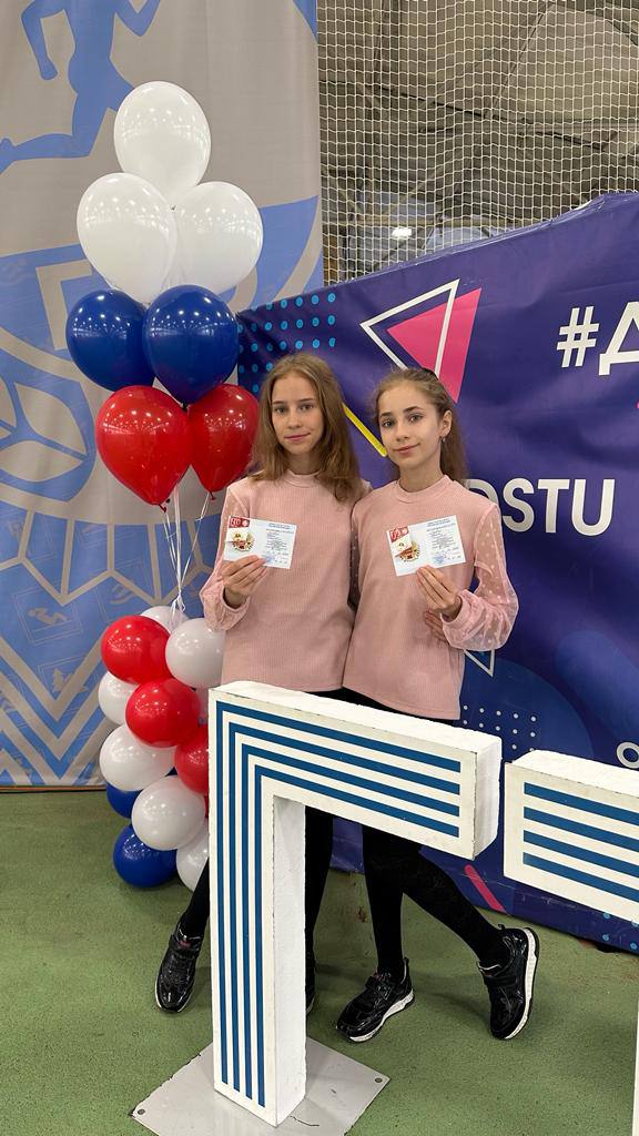 Полина и Дарья Луговые  - получили золотые значки ГТО!