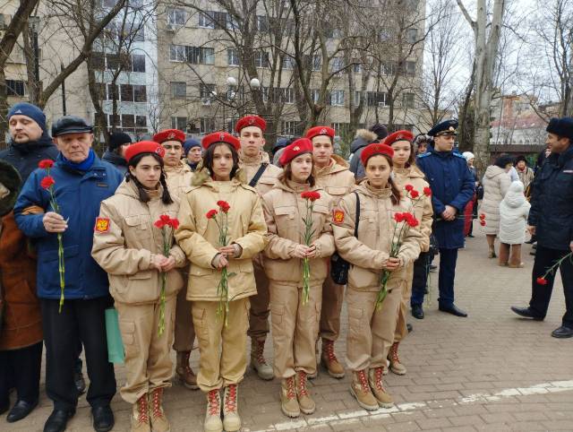 Торжественная церемония возложения цветов и венков к памятникам у ДГПБ